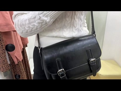 ❤️ Masturbazzjoni pubblika tal-kelba żagħżugħa FeralBerry b'dildo fil-kamra tal-armar Porn Russu lilna