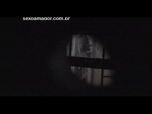 ❤️ Blondie tiġi filmata segretament minn voyeur tal-viċinat moħbi wara briks vojta Porn Russu lilna